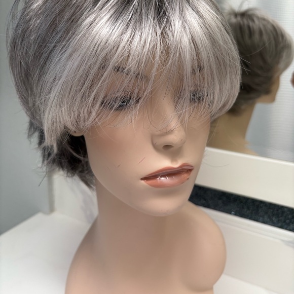 Elegant Silver Gray Women's Wig - Picture 4 of 5